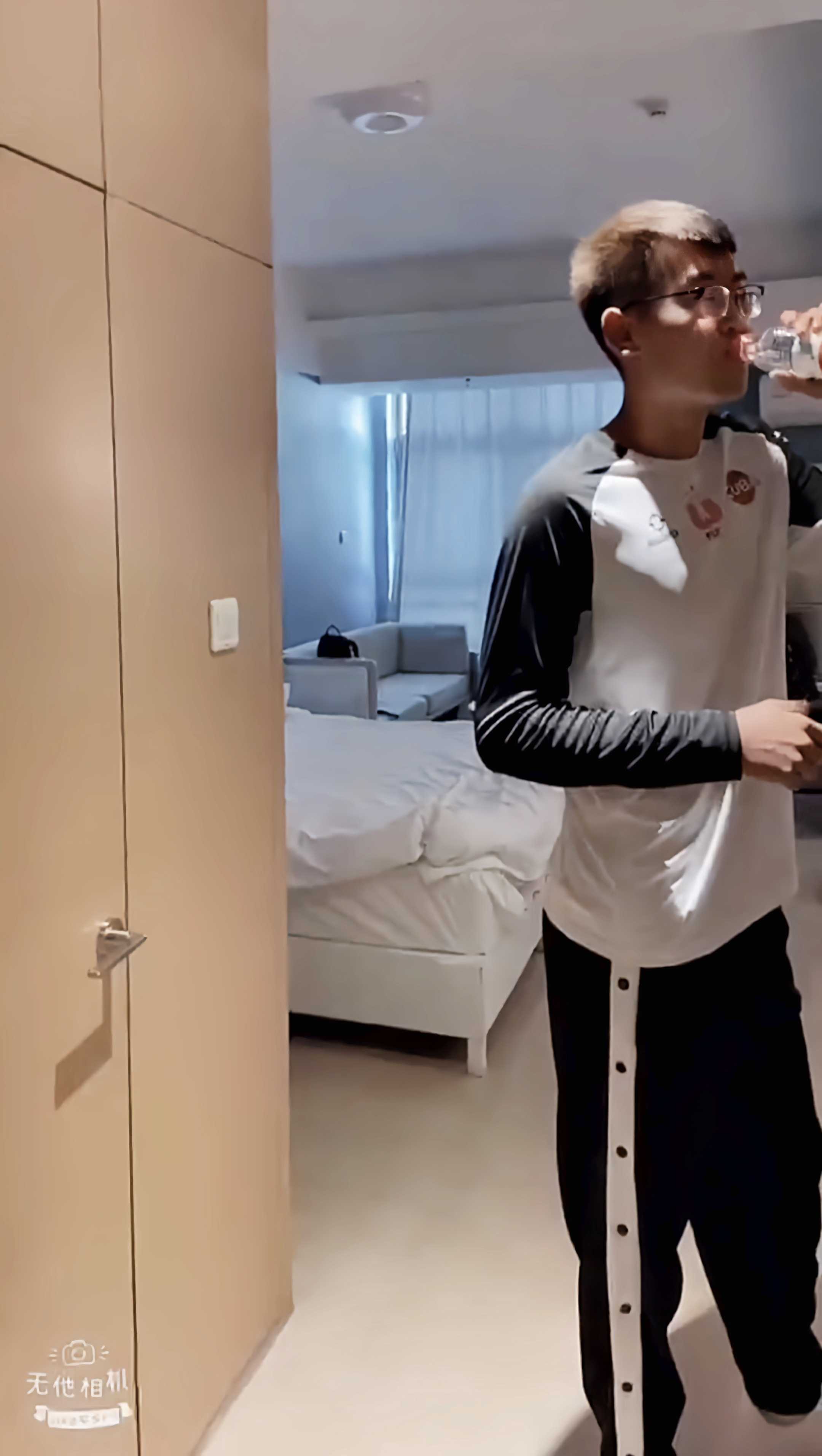 伪娘，打篮球的大直男超喜欢亲嘴，被伪娘舔白袜脚爽的一直叫